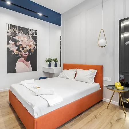 Leogrand On Leontovycha 17 *