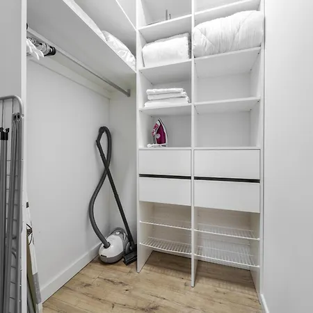 Leogrand On Leontovycha 17 *