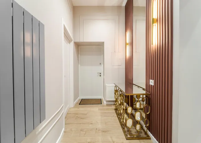 Leogrand On Leontovycha 17 *