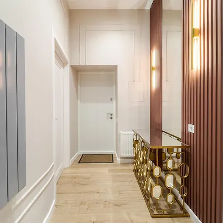 Leogrand On Leontovycha 17 *