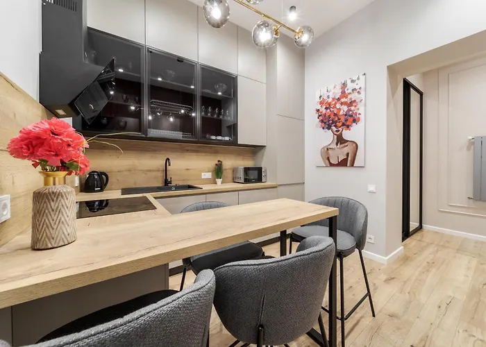 Leogrand On Leontovycha 17 *