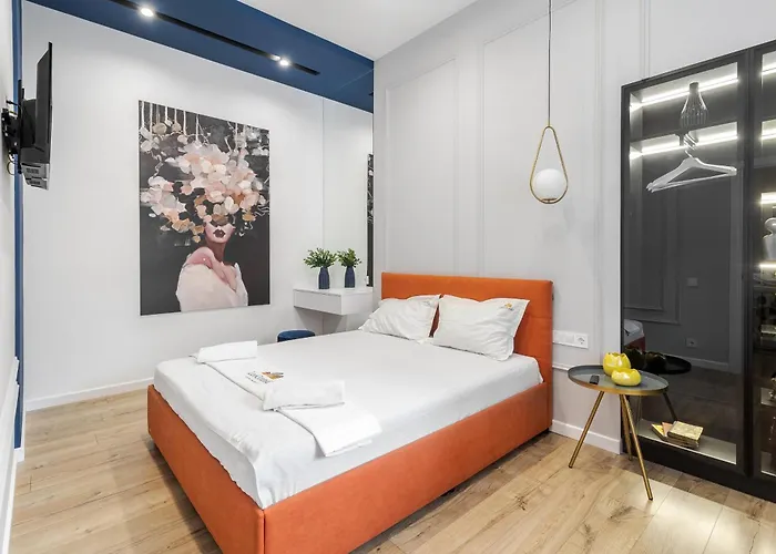 Leogrand On Leontovycha 17 *