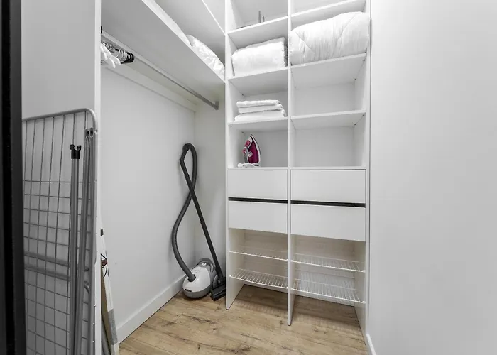 Leogrand On Leontovycha 17 *